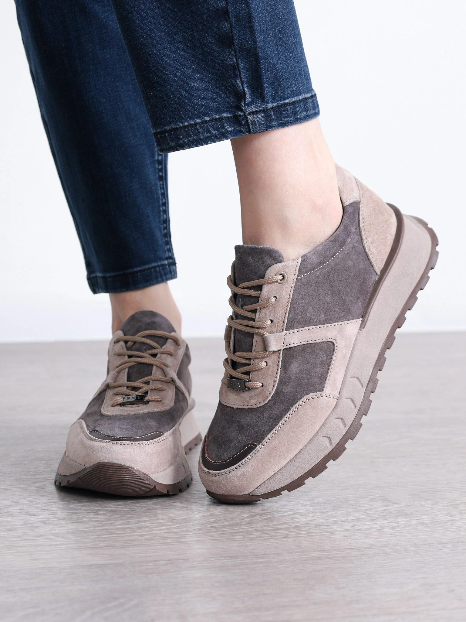 Кроссовки в стиле колор-блок с рельефным протектором